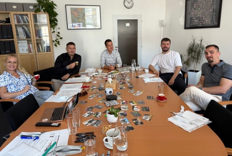 Kolegovia z Millennium počas interného workshopu na rozvoj silných stránok pri stole s kartami a kávou