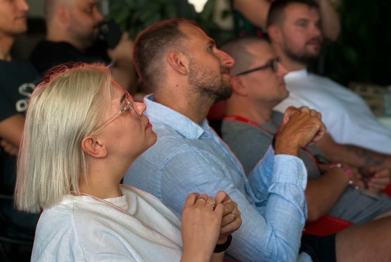 Detailný záber dvoch sústredených zamestnancov Millennium počas prezentácie na internom podujatí