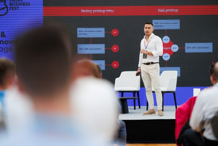 CTO Millennium Lukáš Mikulič prezentuje na Forbes Business Fest porovnanie bežného fragmentovaného prístupu k AI a agentického prístupu prepojeného cez MCP